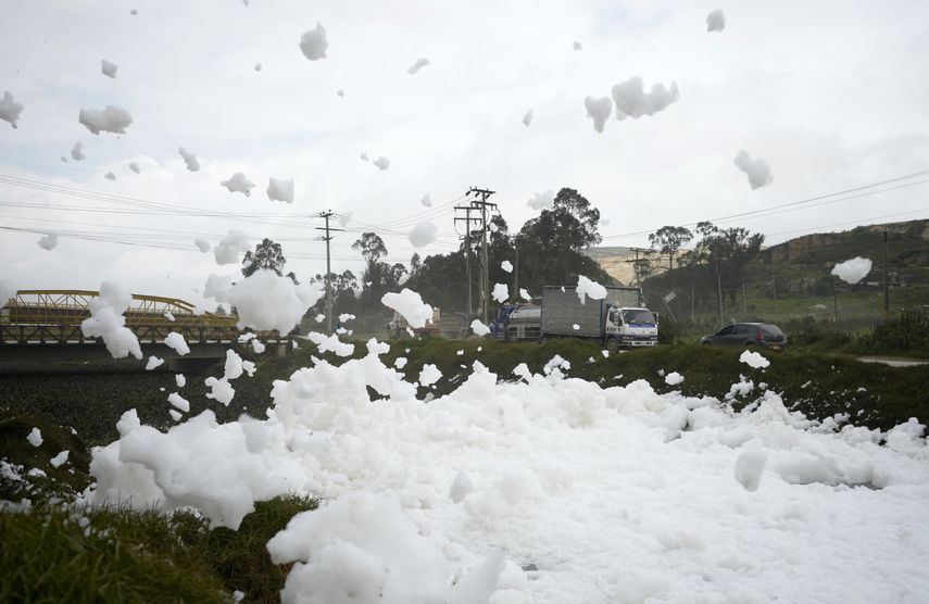 Espuma de río contaminado vuela por un barrio de Colombia
