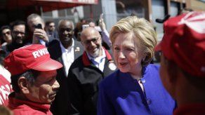 Clinton visita trabajadores recién sindicalizados