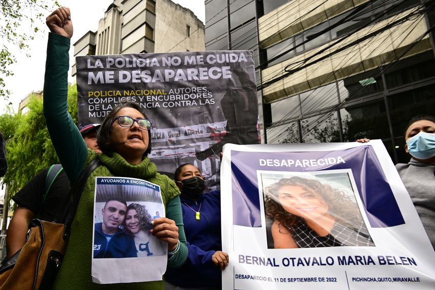 Foto de archivo de activistas protestando ante la Fiscalía General de Ecuador por la desaparición de la abogada María Belén Bernal.