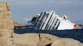 Mujer a bordo del Costa Concordia defiende al capitán