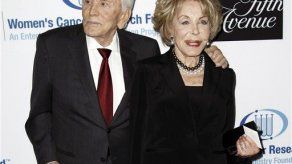 Kirk Douglas dona 10 millones de dólares a mujeres sin hogar