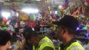 Inspeccionan comercios que se dedican a vender juegos pirotécnicos en Avenida B