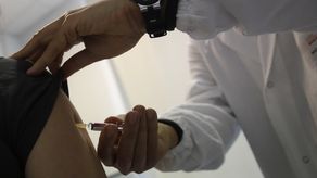 Muchos grupos antivacunas de todo el mundo, ha ampliado su cartera para incluir la negación del cambio climático y mensajes antidemocráticos.