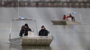 Recuperan parte del fuselaje del avión que chocó con helicóptero militar
