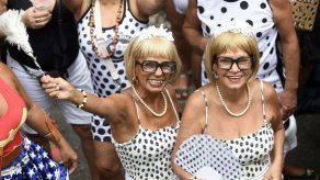 Brasileños desatan frenesí del carnaval callejero previo a desfiles en Rio