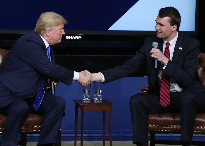 Hieren de bala al joven influencer Charlie Kirk