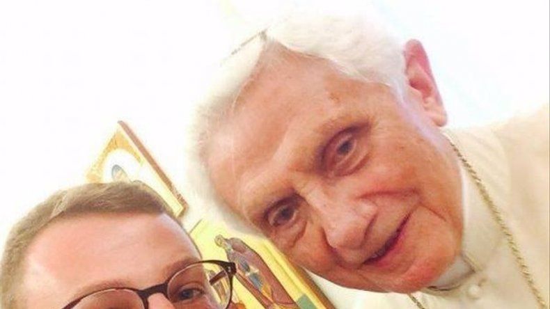 Difunden las primeras selfies del papa emérito Benedicto XVI