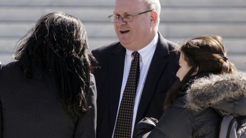 Demócrata pide a allegados de Clinton revelar informe Trump