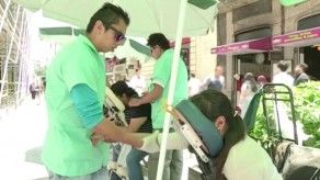 Invidentes alivian con sus masajes a transeúntes mexicanos