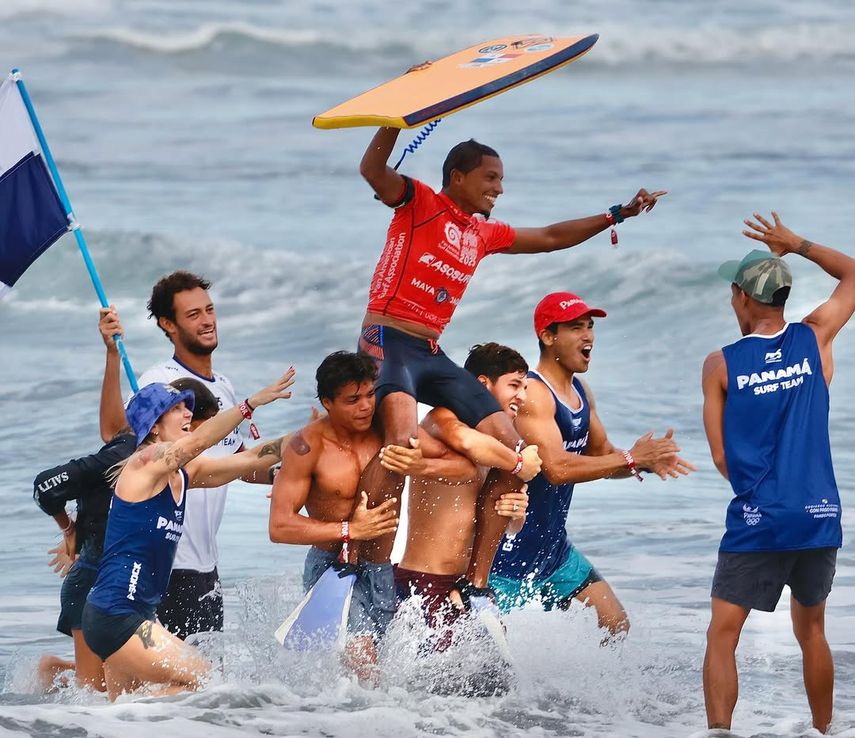 Surfista panameño Edwin Núñez.