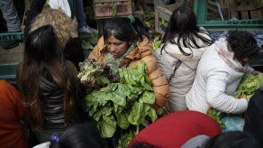 Agricultores argentinos regalan verdura a modo de protesta