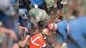 Un niño de 6 años rescatado con vida dos días después del sismo en Indonesia