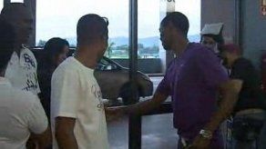 Farank Levy recibe a Irving Saladino