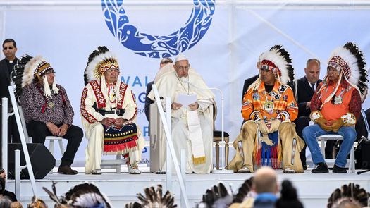 El Papa Francisco habla con los miembros de la comunidad indígena en Muskwa Park.