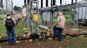 Entre los trabajos que realizan personal técnico del Idaan y Etesa están pruebas y mantenimiento a seccionadores principales en líunea de 115 KV.