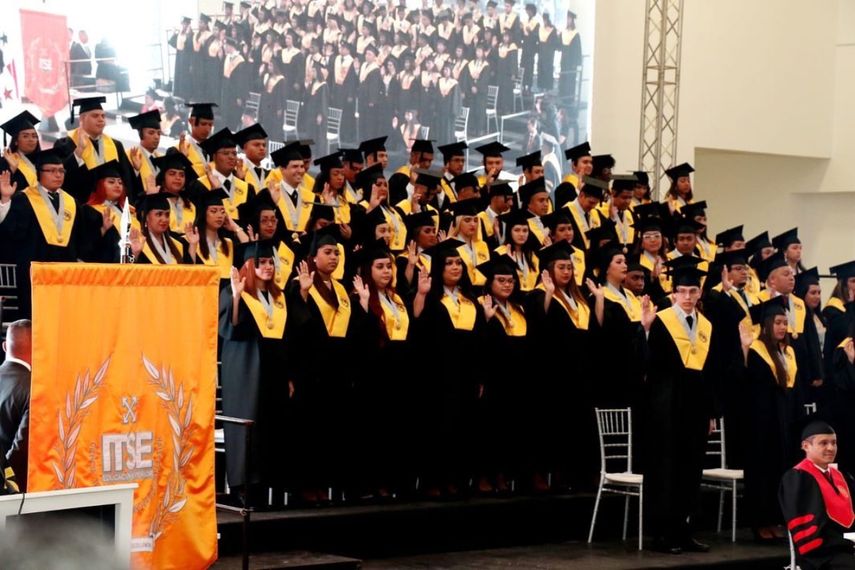 El ITSE realizó su primera graduación.
