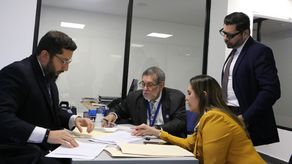 El director nacional de Organización Electoral, Osman Valdés, durante la presentación de las tres denuncias ante la Fiscalía General Electoral.