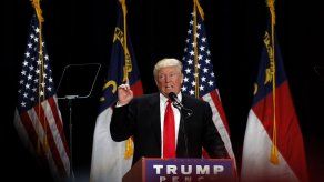 Trump emite primer anuncio de campaña contra políticas migratorias de Clinton