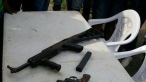 Jóvenes colonenses continúan entregando sus armas