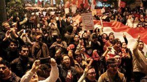 Varias ciudades de Perú se suman a marchas de apoyo a disolución del Congreso