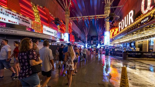 Clientes de casinos publicaron videos de agua que caía de los techos en los hoteles Caesars Palace y Planet Hollywood en el Strip de Las Vegas y de la parte trasera de una enorme pantalla de video en el área de apuestas del hotel-casino Circa del centro de la ciudad.