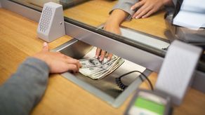 Los herederos o beneficiarios de los servidores públicos fallecidos podrán tramitar el pago de la prima de antigüedad a través de los procedimientos descritos en la Ley 10 de 1998.