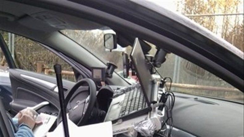 Detienen a conductor con oficina móvil en coche