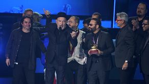 Rubén Blades junto a Roberto Delgado y su orquesta durante los Premios Grammy 2021.