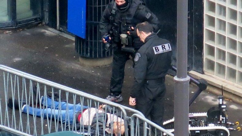 Policia mata a un hombre que trató de atacar una comisaría en París