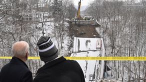 El presidente Biden se acercó al puente colapsado en  Pittsburgh.