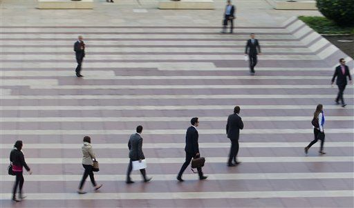 Españoles se vuelven hacia América buscando una salida a la crisis