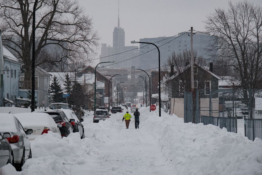 La monstruosa tormenta que mató a decenas de personas en los Estados Unidos durante el fin de semana de Navidad continuó causando miseria en el estado de Nueva York.