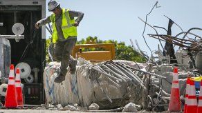 Lo único que queda en pie del edificio Champlain son los muros del estacionamiento subterráneo alrededor de una cimentación ahuecada.