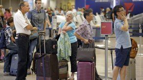 Pasajeros de Delta sufren 3er día de retrasos