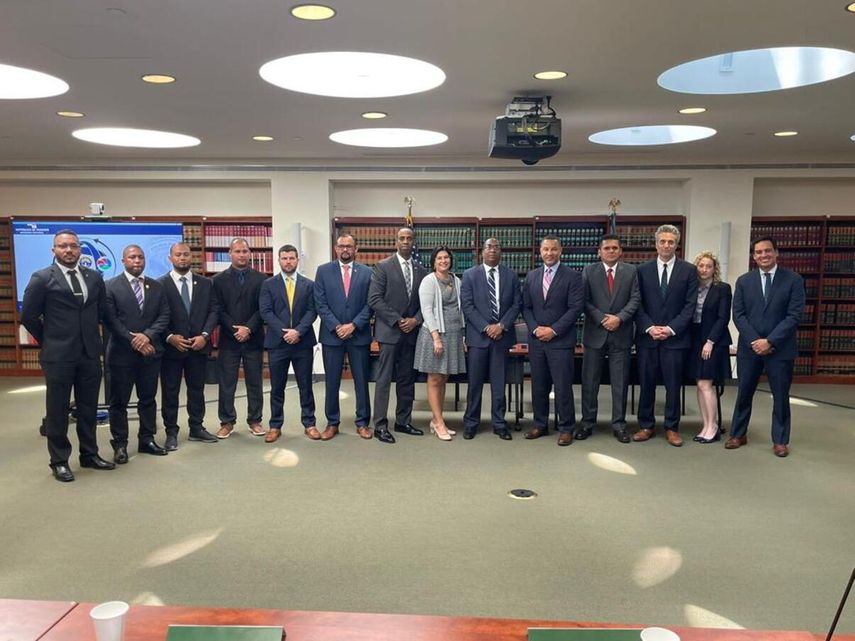 Reunión entre el procurador Caraballo y el fiscal Breon Peace.