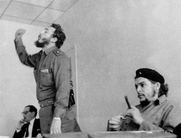 El líder cubano Fidel Castro junto a personalidades del mundo