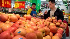 China aumenta aranceles a carne y fruta de EEUU