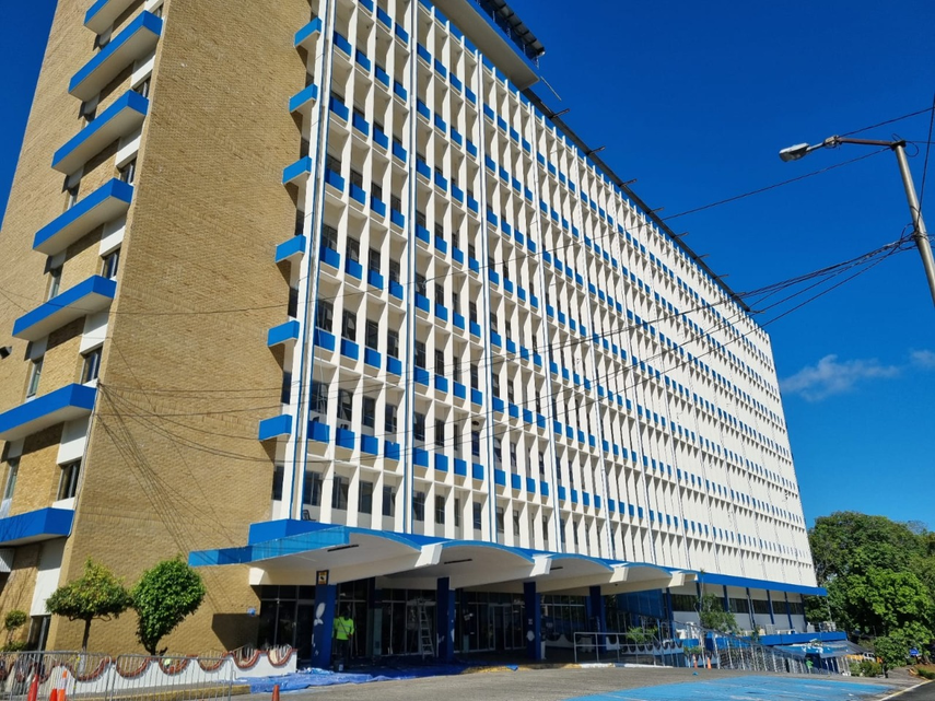 Bomberos atienden emergencia en el Complejo Hospitalario de la Transístmica.