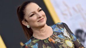 Gloria Estefan primera galardonada del Premio Esipirítu de la Esperanza de los Latin Billboard en 1996.
