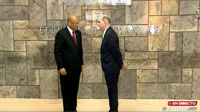 Ministro saliente, Héctor Alexander y el ministro designado, Felipe Chapman, en la reunión de transición.