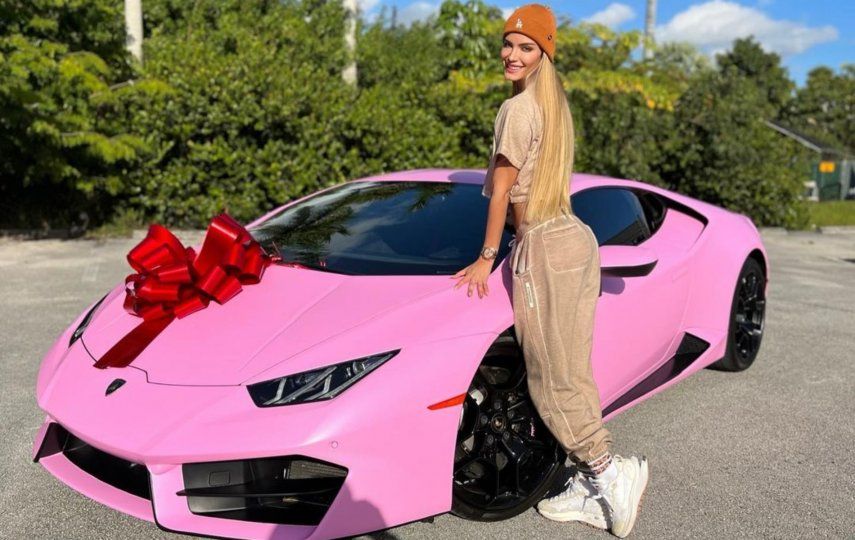 Genesis Aleska junto al Lamborghini que le regaló Nicky Jam.