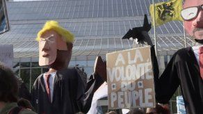 Manifestantes reciben a Trump en Bélgica