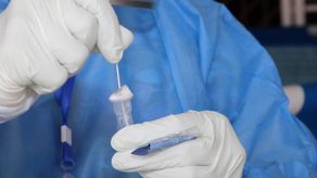 Personal de salud aplica pruebas de hisopados.