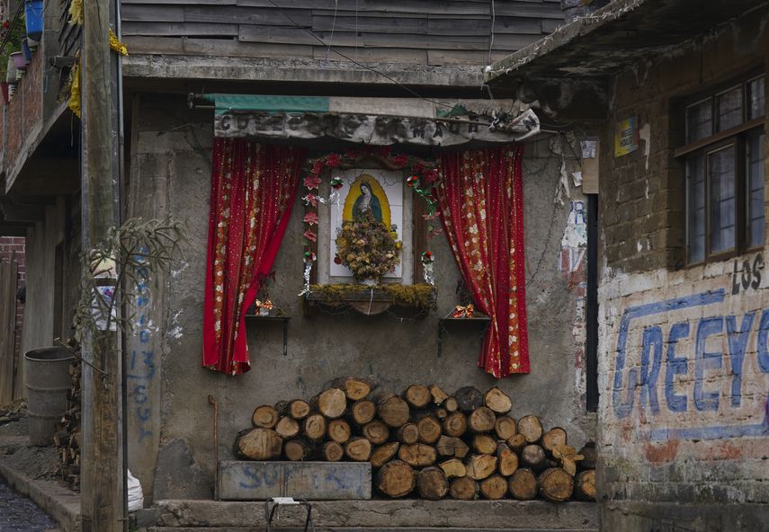 Las frías mañanas de invierno en Comachuén son un regreso a otra época. Los hombres están de regreso en el pueblo por el paro estacional del trabajo agrícola en Estados Unidos.