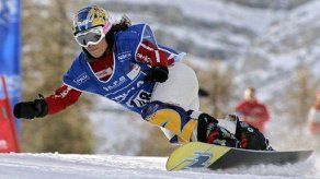Aficionados a deportes de invierno usan ahora esquíes y tablas