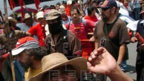 Manifestantes se enfrentan con oficiales por nuevo aeropuerto de México
