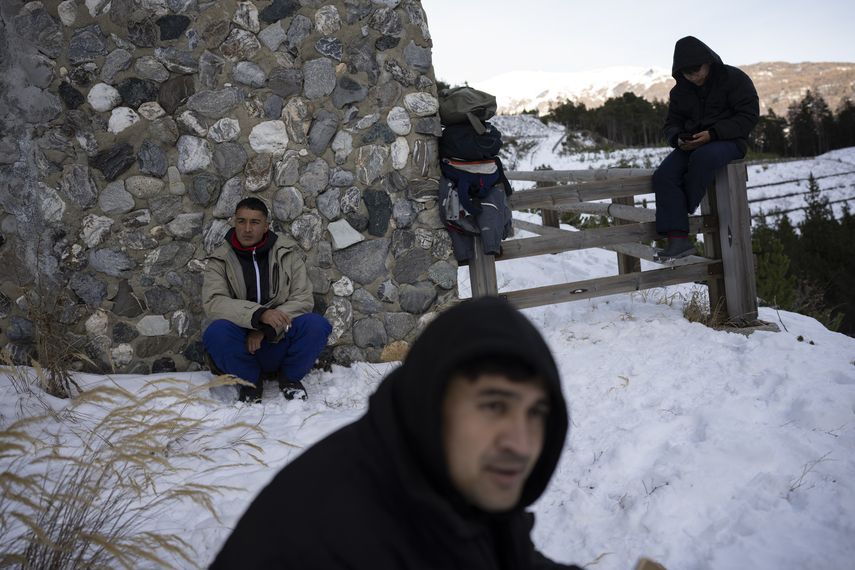 Los trabajadores humanitarios temen que los afganos más acostumbrados a las montañas y los peligros del invierno estén tomando rutas más peligrosas por la nieve que los migrantes de climas más cálidos.