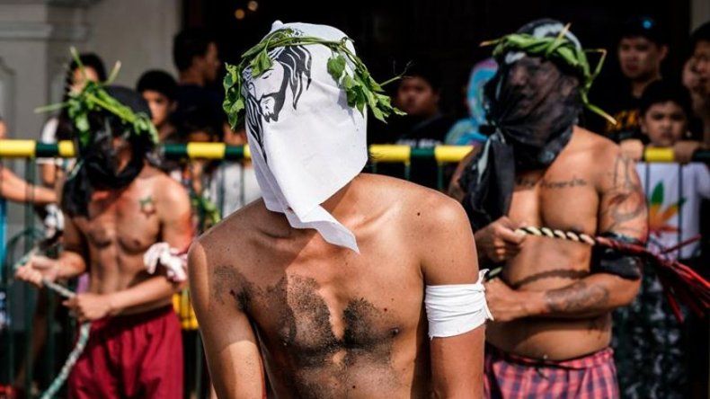 Penitencia de sangre a golpe de látigo en la Semana Santa filipina