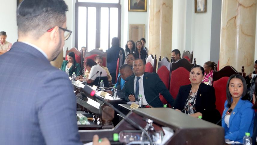 La representante de Ancón menciona que la comunidad se ve afectadas por las chatarras y desechos.