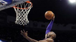 Bryant supera los 30.000 y Lakers ganan a Hornets